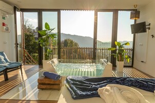 Panoramic House | Individually decorated, free WiFi, bed sheets