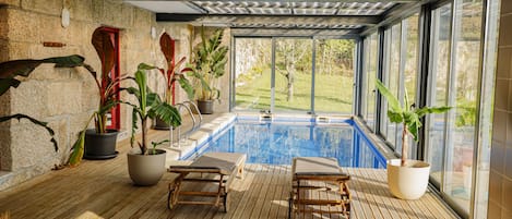 Maison familiale | Piscine intérieure | Piscine intérieure, piscine extérieure, 9 h 30 à  19 h, chaises longues