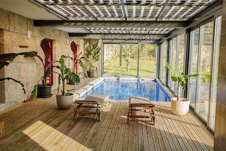 Una piscina techada, una piscina al aire libre