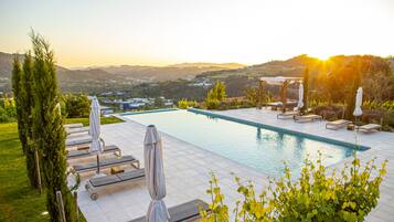 Piscina interna, piscina externa, espreguiçadeiras