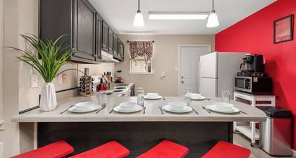 Team Ready• King Bed• 3 TVs• Kitchen• Parking• W/D