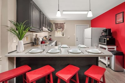 Team Ready• King Bed• 3 TVs• Kitchen• Parking• W/D