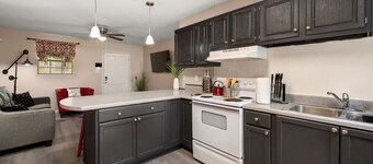 Team Ready• King Bed• 3 TVs• Kitchen• Parking• W/D