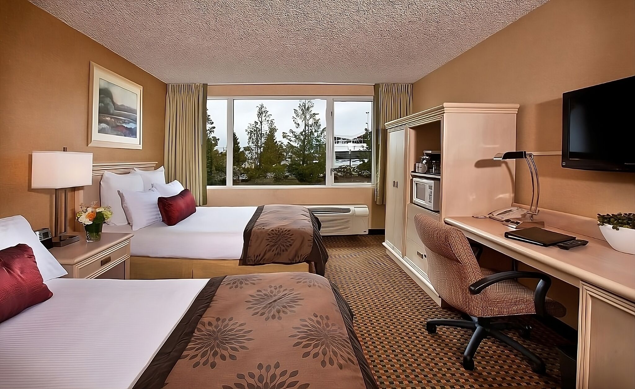 Comfort and Convenience! Free Parking and Airport Shuttle, Pets Allowed