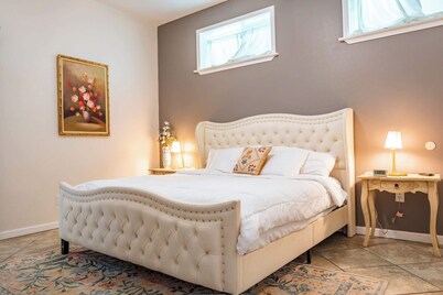 Private Vintage-Chic 1BR w/ Jacuzzi Tub Enterprise