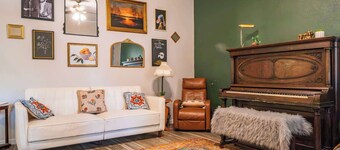 Private Vintage-Chic 1BR w/ Jacuzzi Tub Enterprise