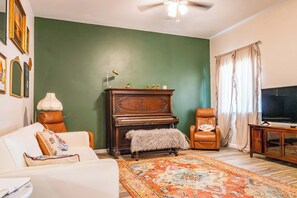 Smart TV, stereo, offices - Private Vintage-Chic 1BR w/ Jacuzzi Tub Enterprise (Enterprise)