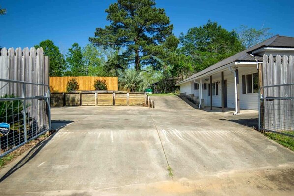 Property grounds - Private Vintage-Chic 1BR w/ Jacuzzi Tub Enterprise (Enterprise)