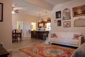 Smart TV, stereo, offices - Private Vintage-Chic 1BR w/ Jacuzzi Tub Enterprise (Enterprise)