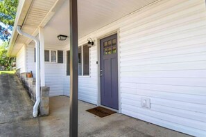 Exterior detail - Private Vintage-Chic 1BR w/ Jacuzzi Tub Enterprise (Enterprise)