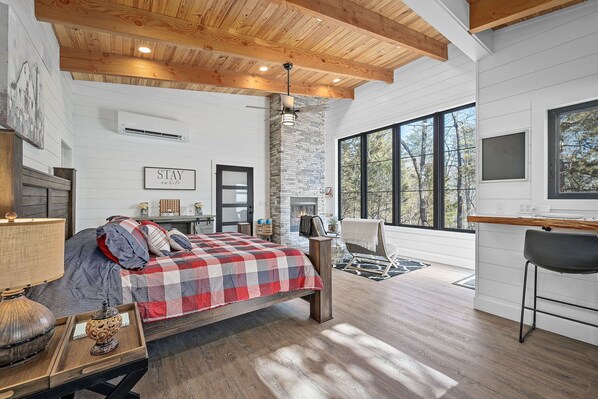 1 bedroom, soundproofing, iron/ironing board, bed sheets - Cozy custom-built Cabin - Lakeside (Jonesburg)