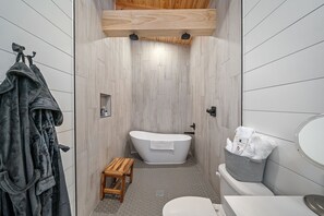 Bathtub, hair dryer, bathrobes, towels - Cozy custom-built Cabin - Lakeside (Jonesburg)