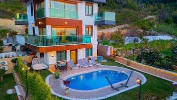 6 outdoor pools, open 8:00 AM to 11:00 PM, pool umbrellas, sun loungers