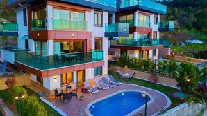 6 outdoor pools, open 8:00 AM to 11:00 PM, pool umbrellas, pool loungers - Alanya Luxury Villas (Alanya)