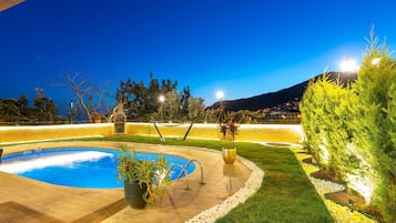 6 outdoor pools, open 8:00 AM to 11:00 PM, pool umbrellas, pool loungers