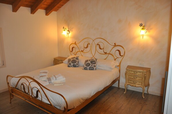 1 bedroom, desk, iron/ironing board, free WiFi - INCANTEVOLE APPARTAMENTO LA SACRESTIA RICAVATO SUL RETRO DI UNA CHIESA (VALTRIGHE)