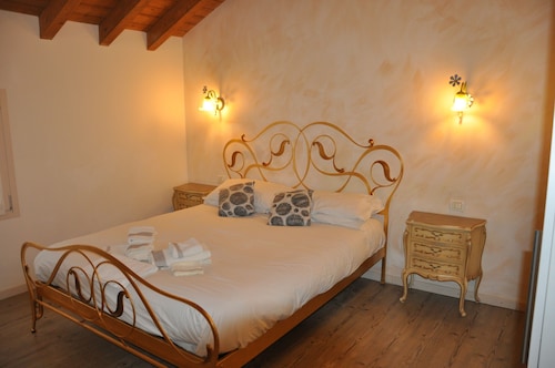 INCANTEVOLE APPARTAMENTO LA SACRESTIA RICAVATO SUL RETRO DI UNA CHIESA 