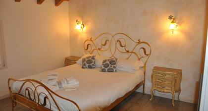 INCANTEVOLE APPARTAMENTO LA SACRESTIA RICAVATO SUL RETRO DI UNA CHIESA