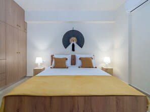 3 bedrooms, hypo-allergenic bedding, desk, iron/ironing board - Oikies. Luxury Apartment with Lake View | private free parking area (Agios Nikolaos)