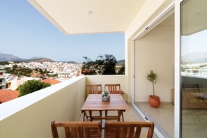 Outdoor dining - Oikies. Luxury Apartment with Lake View | private free parking area (Agios Nikolaos)