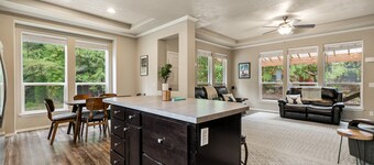 Hart Haus at Stevens Pass- spacious w/ hot tub, EV charger, enclosed yard for pets!