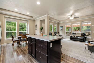 Hart Haus at Stevens Pass- spacious w/ hot tub, EV charger, enclosed yard for pets!