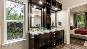 3 bedrooms, travel crib, WiFi, bed sheets