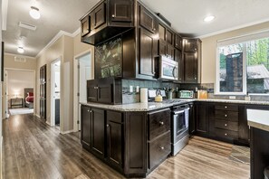 Jääkaappi, mikroaaltouuni, uuni, liesi