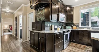 Hart Haus at Stevens Pass- spacious w/ hot tub, EV charger, enclosed yard for pets!