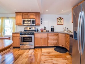 Fridge, microwave, oven, stovetop - BIG, beautiful;  just steps to beach, OCEANblock! 2nd floor w/ocean & bay views. (Ocean City)