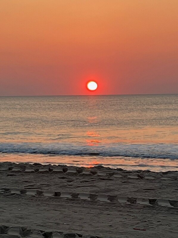 Beach nearby - BIG, beautiful;  just steps to beach, OCEANblock! 2nd floor w/ocean & bay views. (Ocean City)