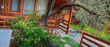Business Tree House, 1 Queen Bed, Fireplace, Courtyard View | Garden view