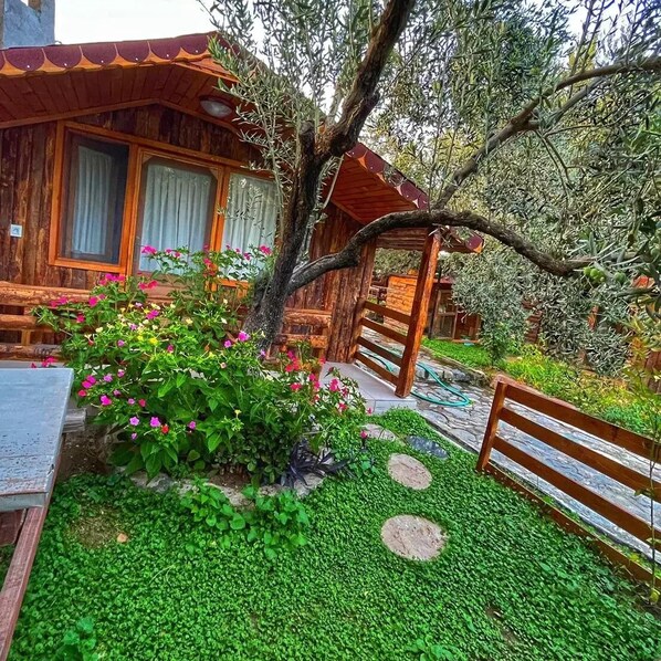 Tree House, 1 grand lit, cheminée, vue cour intérieure | Vue sur le jardin