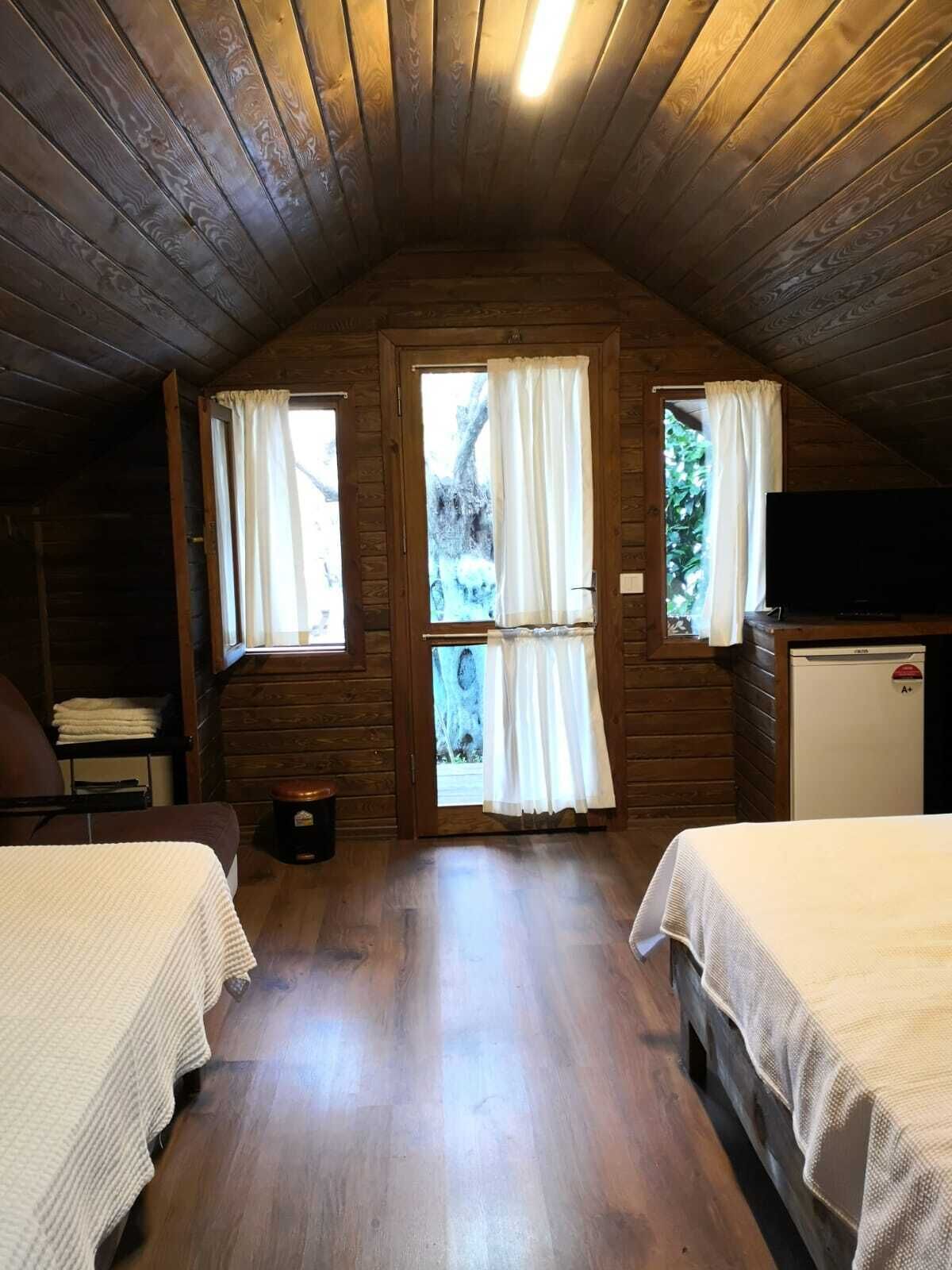 Business Tree House, 1 Queen Bed, Fireplace, Courtyard View | Egyptian cotton sheets, premium bedding, down duvets, memory-foam beds