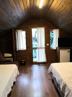 Tree House, 1 grand lit, cheminée, vue cour intérieure | Draps en coton égyptien, literie de qualité supérieure