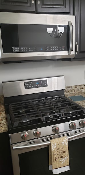 Frigorifero, microonde, forno, piano cottura