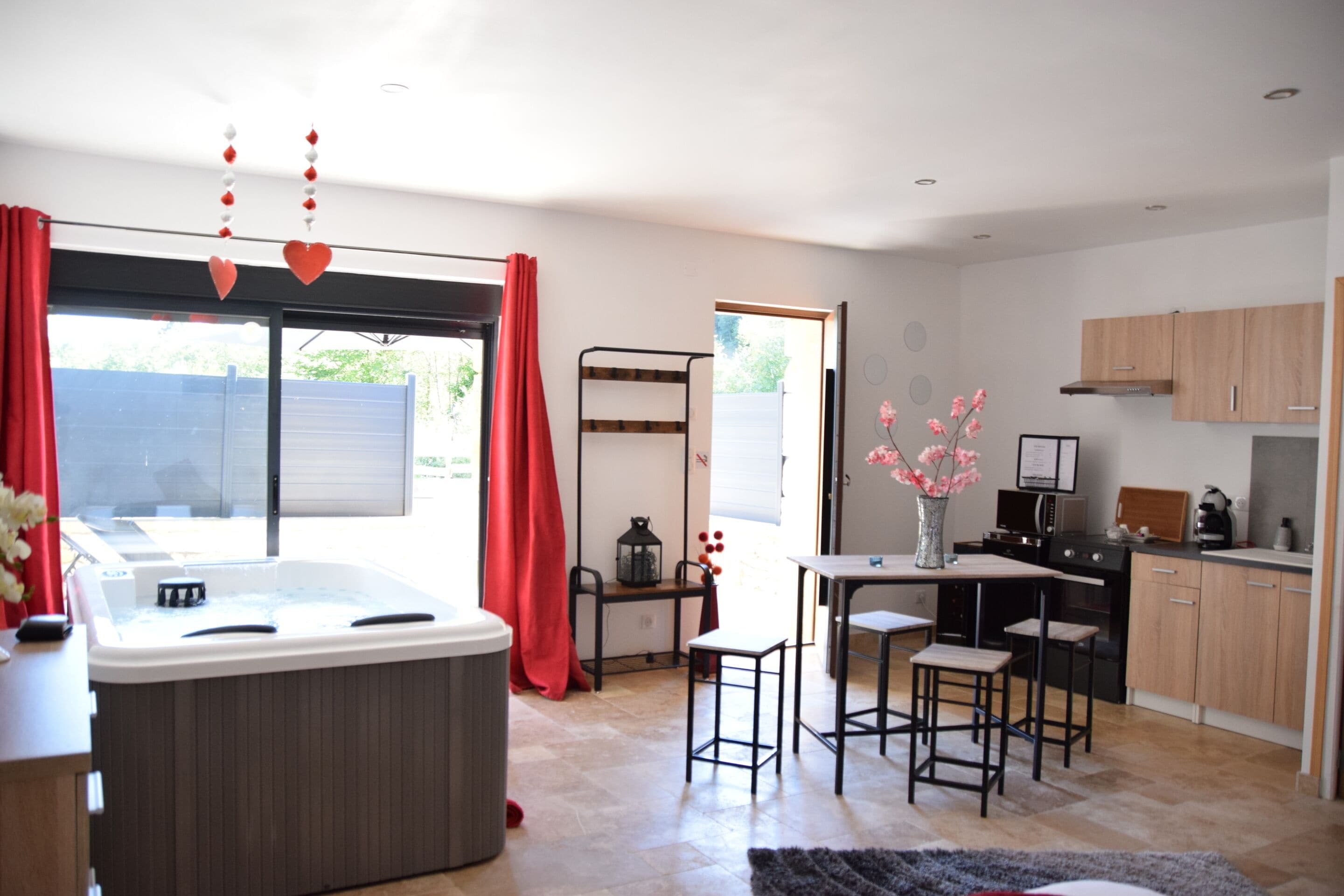 Romantic Cottage, Hot Tub (L'Étoile Spa)