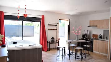 Romantic Cottage, Hot Tub (L'Étoile Spa)