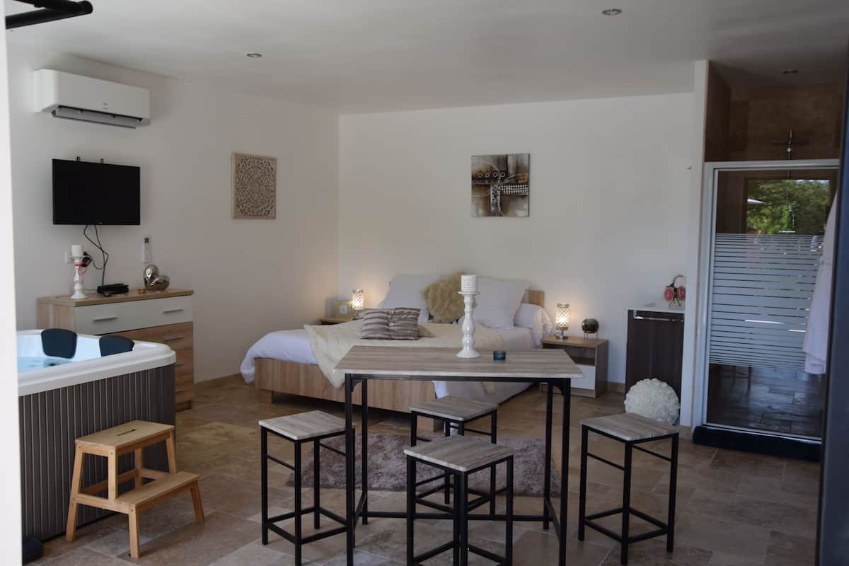 Romantic Cottage, Hot Tub (L'Étoile Spa) | 1 bedroom, soundproofing
