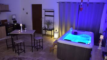 Romantic Cottage, Hot Tub (L'Étoile Spa)