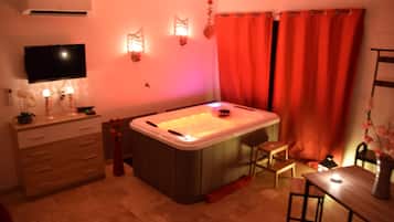 Romantic Cottage, Hot Tub (L'Étoile Spa)