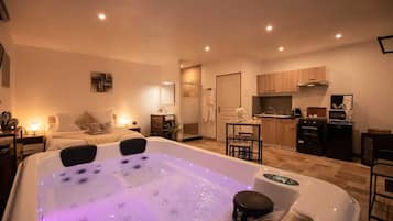 Indoor spa tub