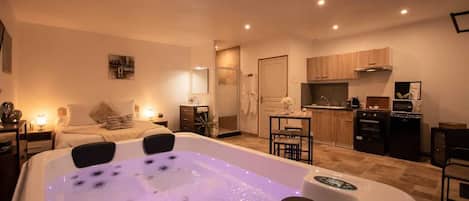 Indoor spa tub