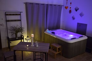Romantisches Ferienhaus, Whirlpool (L'Étoile Spa) | 1 Schlafzimmer, schallisolierte Zimmer