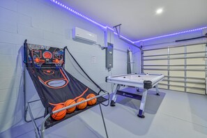 Zona de entrenamiento de baloncesto con aro, aire acondicionado e iluminación LED.