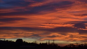 Un coucher de soleil avec un ciel aux couleurs éclatantes.