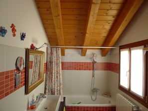Baignoire, séchoir à cheveux, bidet, serviettes fournies