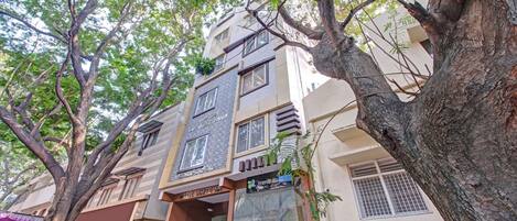 Un edificio de varios pisos con un letrero que dice 'Hotel White Inn' y una tienda 'trend'.