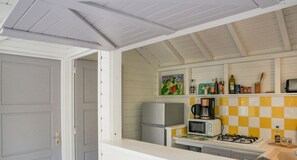 Kühlschrank, Mikrowelle, Herdplatte, Wasserkocher mit Kaffee-/Teezubehör