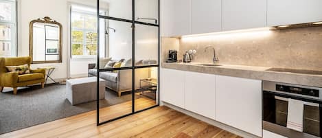 Frigorífico, microondas, horno y placa de cocina